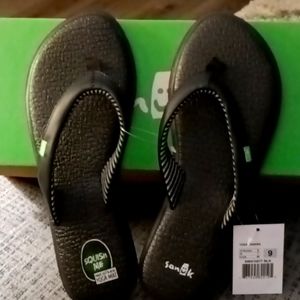 Women's black Sanuk yoga mat sandals. New, never worn. Size 9